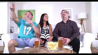 Dan vir ongeveer&#039;n halfuur, het hy gehou klap haar baie hard en sy het ook begin om te hef my gat op elk van my knoppe en ondersteun my al die tyd, sy het my vertel ja, uhffh, sit&#039;n bietjie meer in, ja. Twee volle binne