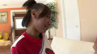 Zwarte tiener cheerleaders wordt geneukt door de witte voetbal coach