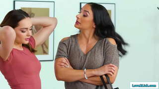 Busty stepmom me te tamāhine i te take ngaro, me te tamaiti sneaks ki te milfs whare moenga, a ka kihi.Te latin awhi a ia, me ia e horomiti nei tona cunt