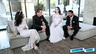 Babalar üvey kızları Hazel Moore ve Jazmin Luv&#039;a biraz seks bilgisi edinmeleri için yardım ediyorlar