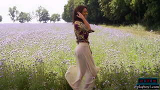 Busty मॉडल हो जाता है नंगा लग रहा है और अविश्वसनीय रूप से गर्म