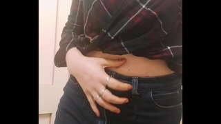 ���იდი ძუძუები გოგო სენსუალური თამაში Pussy in ტუალეტი დროს მოგზაურობა