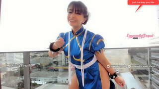 Sexy cosplayer joueurs ti fi abiye tankou Chun li soti nan lari, avyon de gè bay pi bon JOI jerl sou enstriksyon yo nan piblik, videyo sa a pral vire ou sou konsa fuckig anpil!!!!