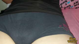 Сестра докосване путка си пред брат си