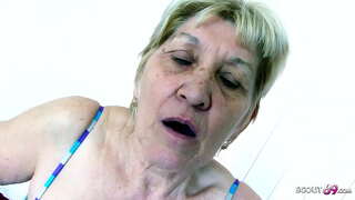 מאוד לסבתא גבי עושה סקס עם זין מפלצת ילד