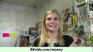 Гарачая дзяўчына-падлетак дазволіла нам трахнуць яе за наяўныя 10