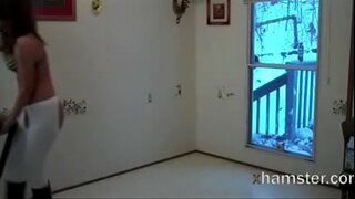 חשפן מנגב עירום עבור המטאטא, מי עקף!