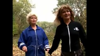 Развълнуван зрели искат да експериментират с кисками помежду си на трева Развълнуван зрели искат да експериментират с кисками помежду си на трева