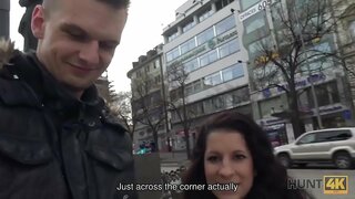 HUNT4K.Hunter se encuentra codiciosos puta Jocelyne Z en Vaclav la plaza en Praga