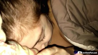 Той се събуди от това, че доведената дъщеря е гадно, че си член и не се оплаква.