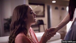 Adolescente rápidamente cambios en la hora de la reunión de la fecha de su sis con una chica que conoció en línea.Ella se altera a sí misma a mirar como ella sis y se muestra ifo fechas de su casa.Ella manipula a la chica en el sexo