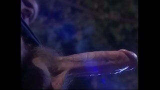 Грудастая черноволосая красотка алат түрткү жылдын поклонника катары ритуала дин шайтандын