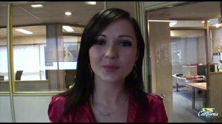 קטן ברונטית מציעה את התחת שלה בהנאה