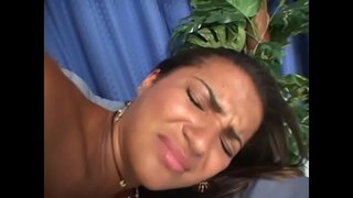 Ate latina Claudia Bella pran kòk chante nwa nan vajen mouye l&#039;