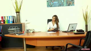 Principal Dani Daniels волосата кицька наповнена спермою (Частина 1)