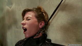 Legato MILF bruna slave Ariel X è appuntata su di illuminare il tavolo allora incatenato ottiene anale scopata con dildo su un bastone nelle mani del maestro Orlando