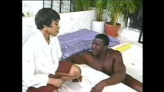 ���ाग्यवान काळा भपकेबाज मनुष्य आनंदी आहे मारणे या सुंदर महिला fuious