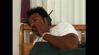 Sexy juoda moteris su raudona plaukų ir big boobs suteikia BJ tada gauna jos šiknius užpildytas su juodos spalvos penis patalpose